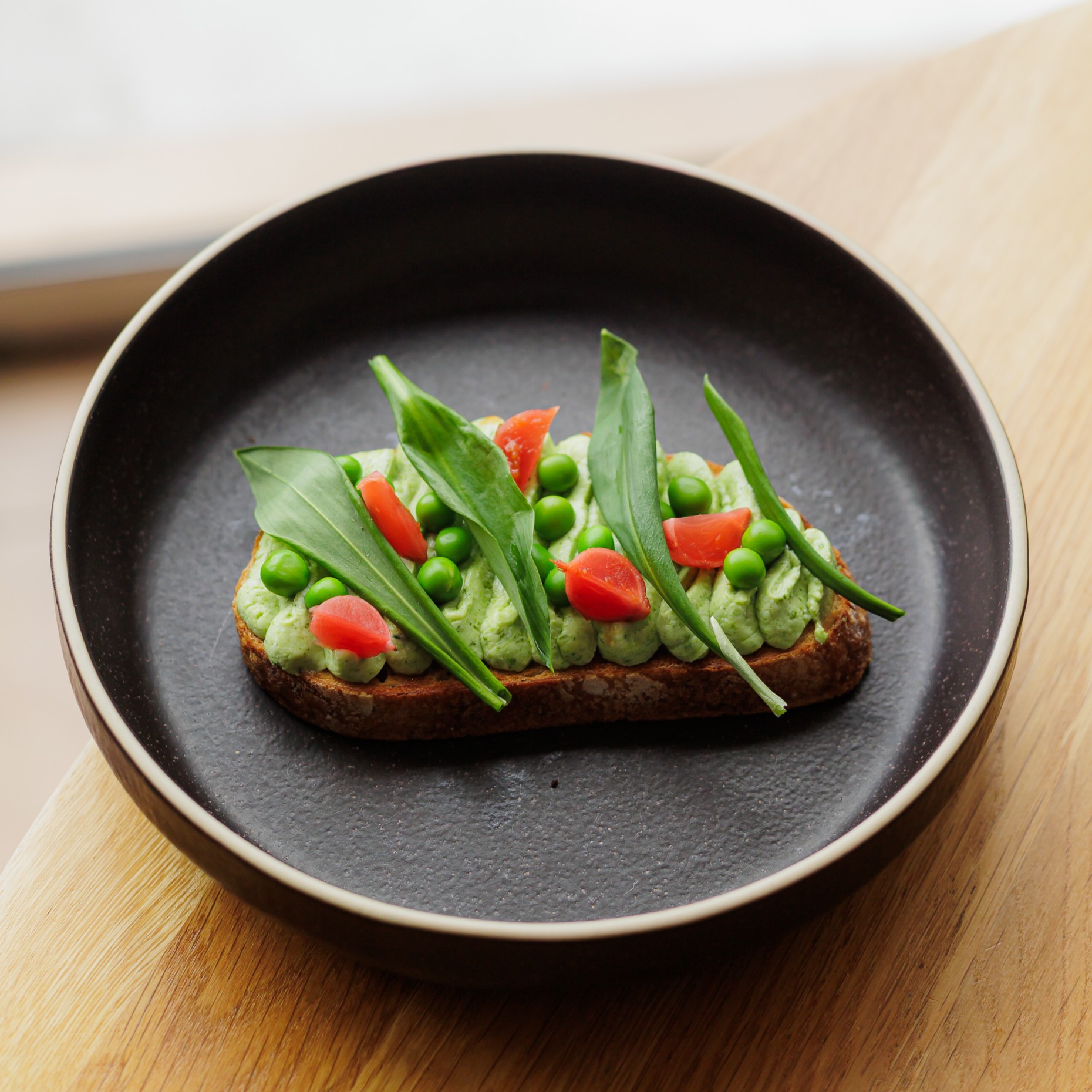 BRUSCHETTA S MEDVEDÍM CESNAKOM 